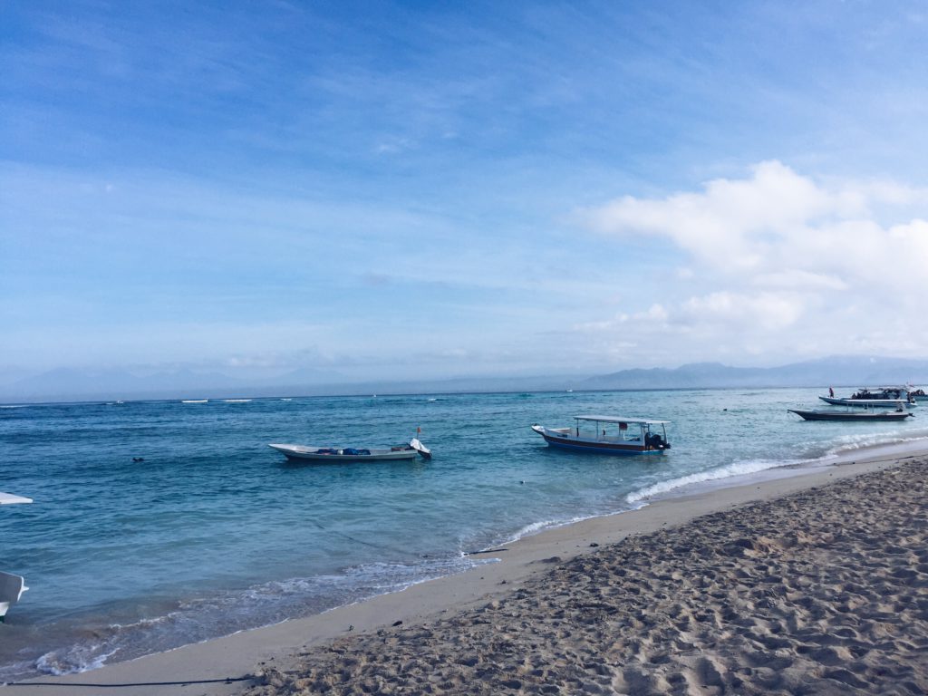 Vanaf het strand is Bali te zien